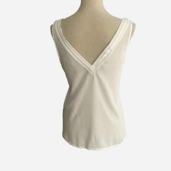 Dynamite Sleeveless Top Size XS White V-neckline Pleated Detail Neutral Basic - Picture 3 of 8